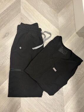 FIGS set. Women’s small